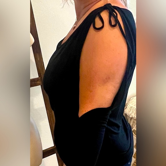 Guess Jeans black knit top, open sleeve shirt, tie up off shoulder Juniors Large - Picture 3 of 6
